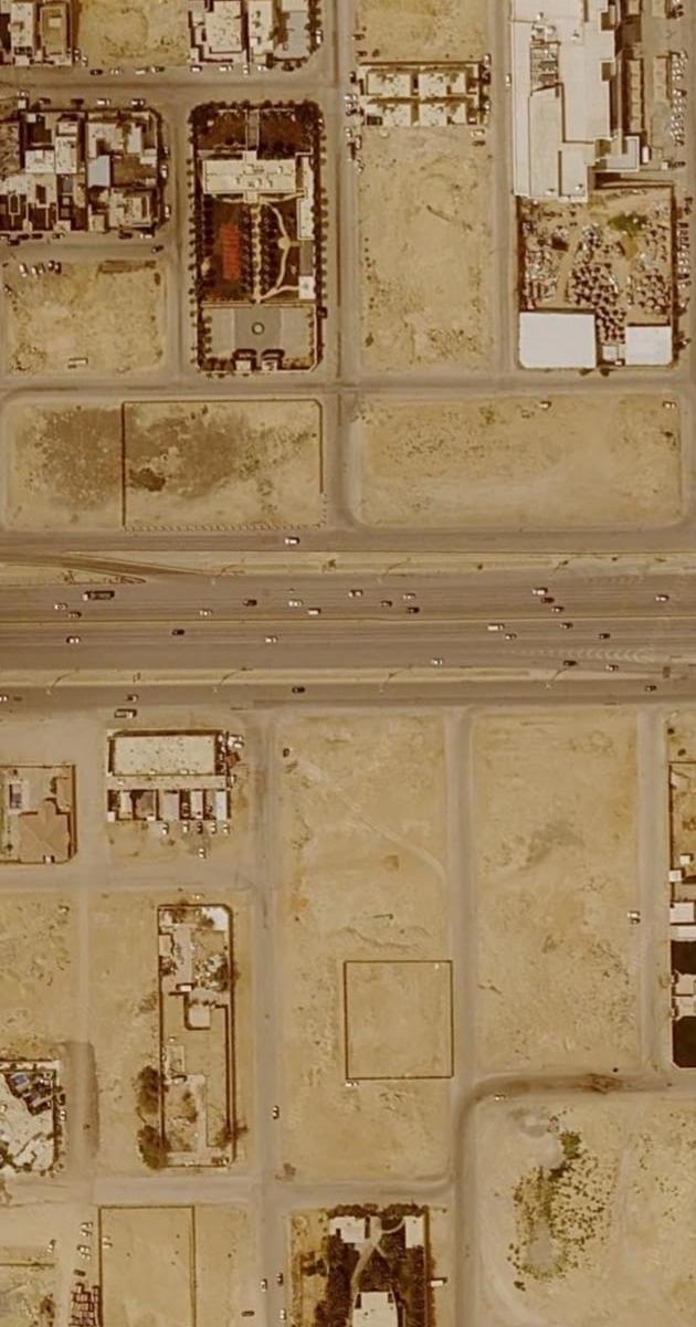 صورة جوية لقطعة أرض قرب طريق رئيسي